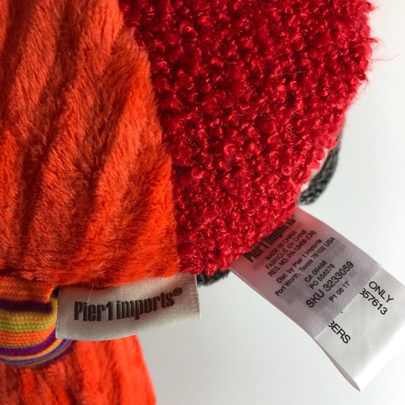 Pier1 NWT’s Penguin Cuddly Handwarmer - Picture 7 of 8